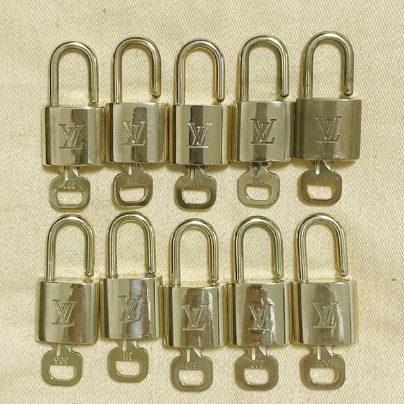 LOUIS VUITTON LV 10 SET PADLOCK KEY CHARM CADENA GOLD-PLATED FRANCE - Picture 1 of 5